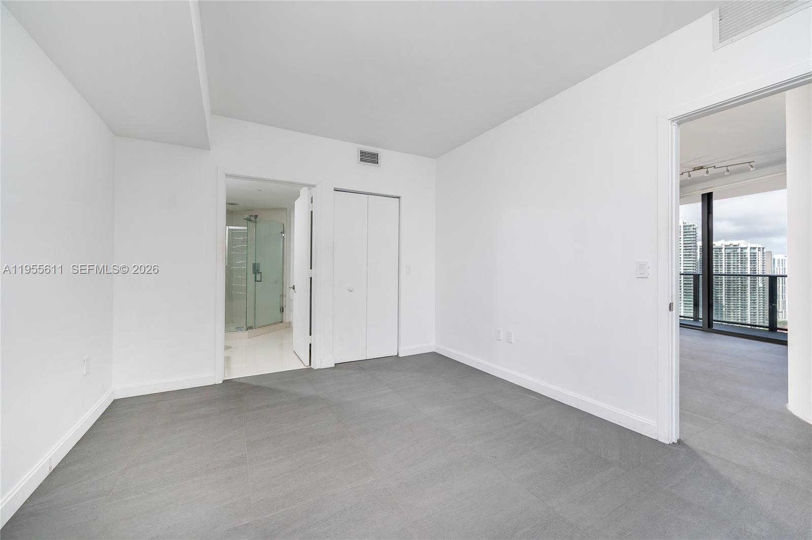45 SW 9th St #3401, Miami FL 33130