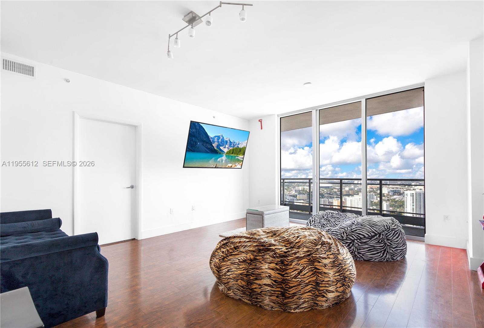 90 SW 3rd St #4408, Miami FL 33130