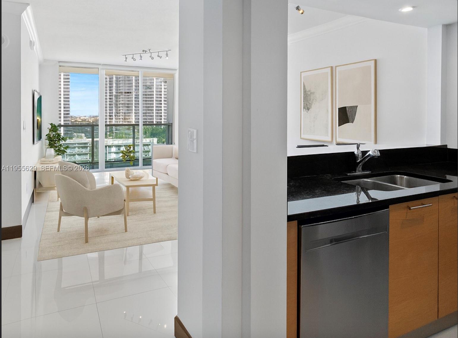 31 SE 5th St #1803, Miami FL 33131
