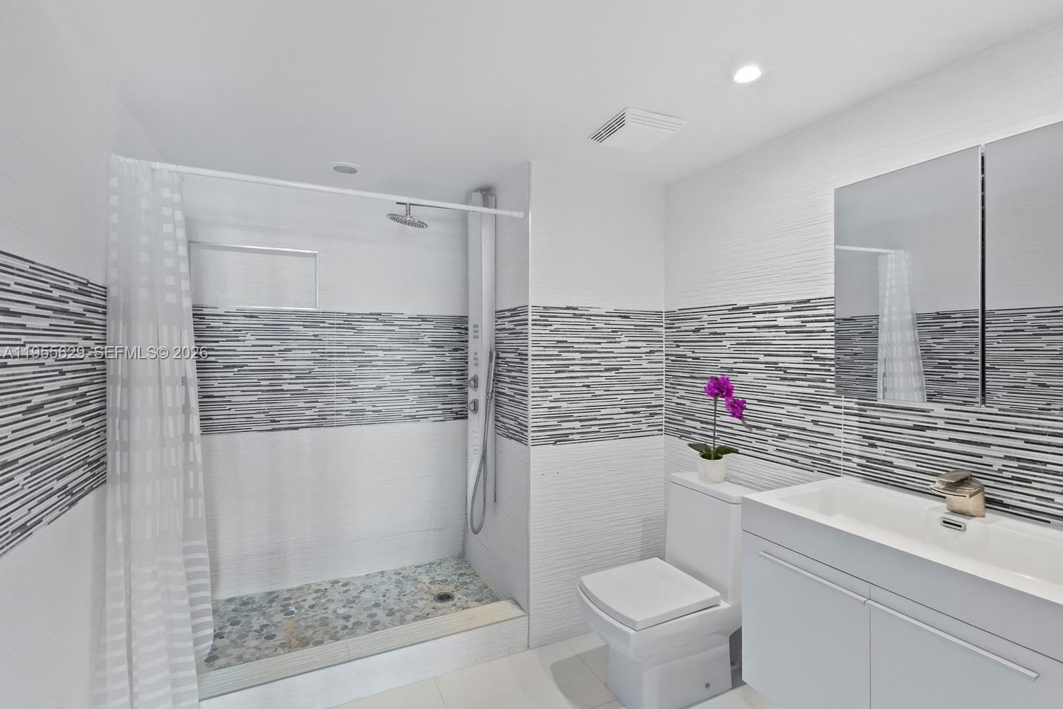 31 SE 5th St #1803, Miami FL 33131