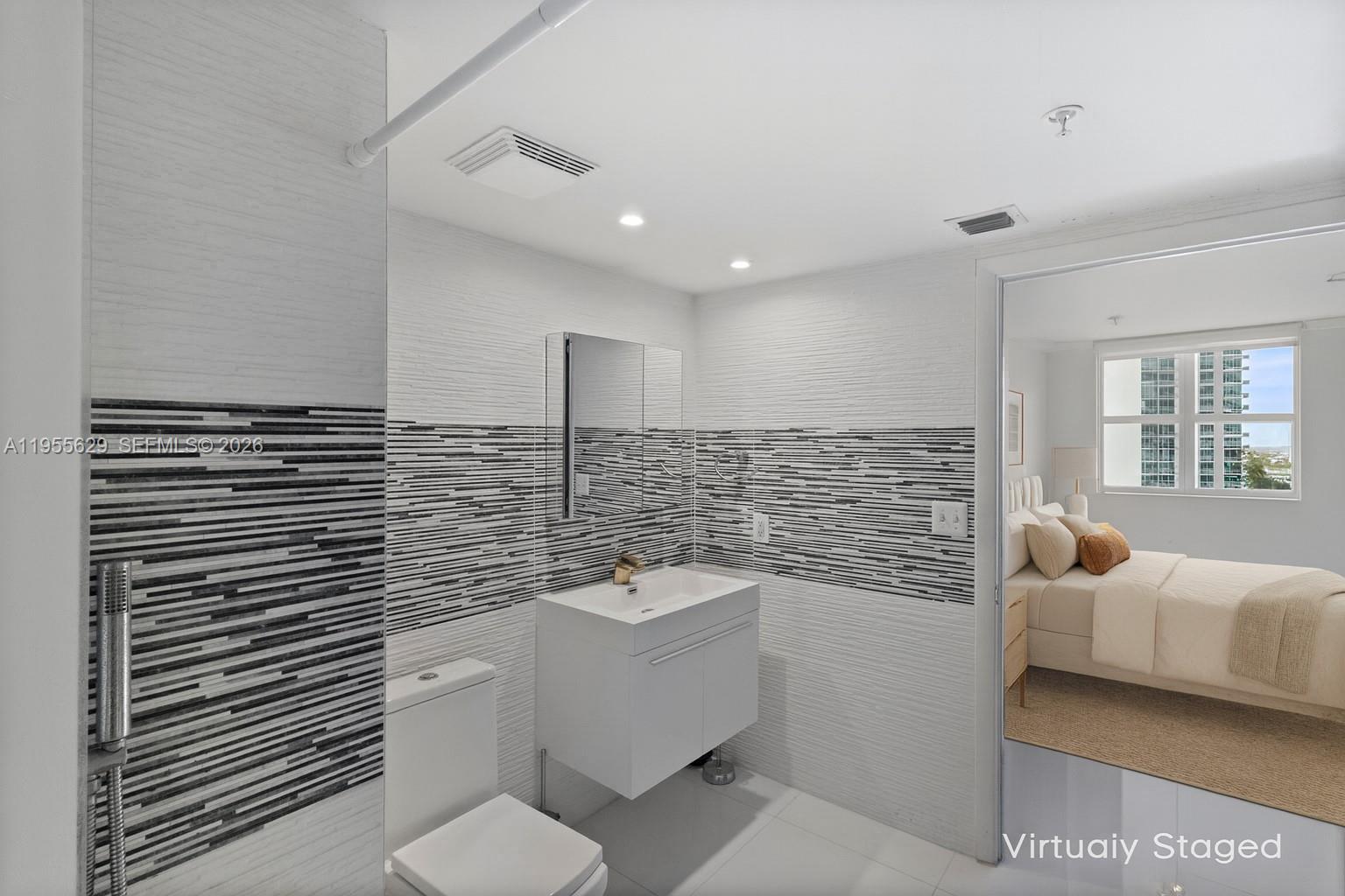 31 SE 5th St #1803, Miami FL 33131