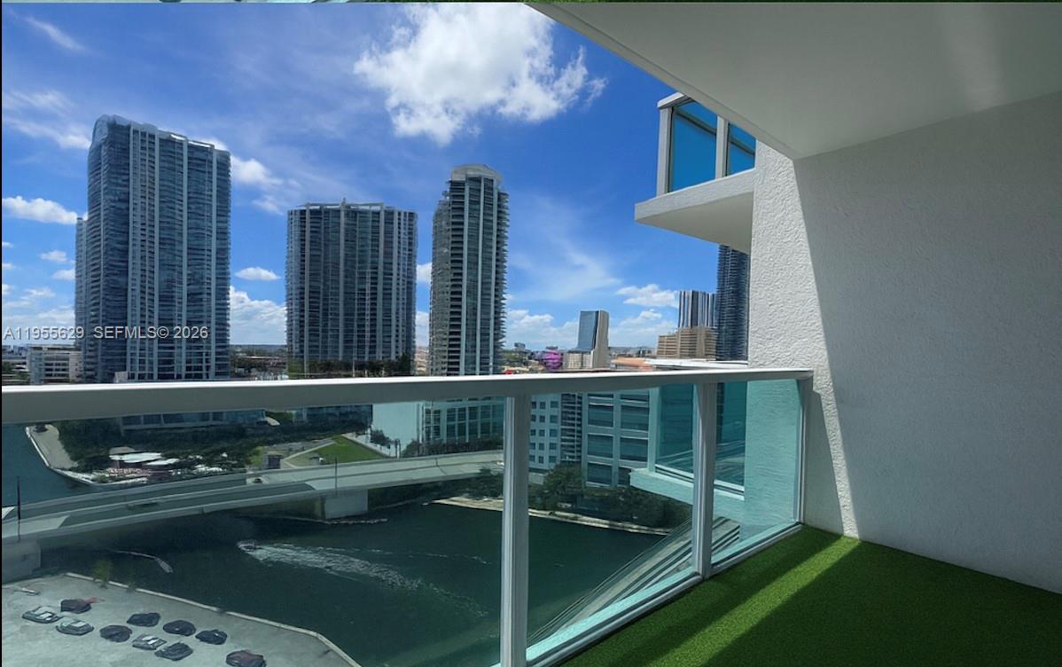 31 SE 5th St #1803, Miami FL 33131