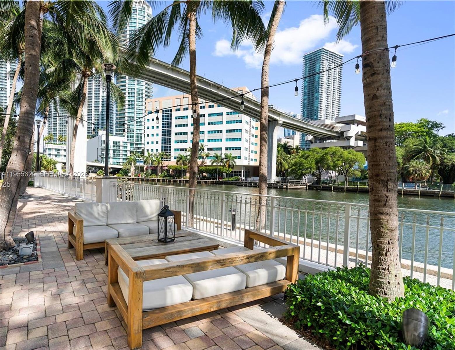 31 SE 5th St #1803, Miami FL 33131