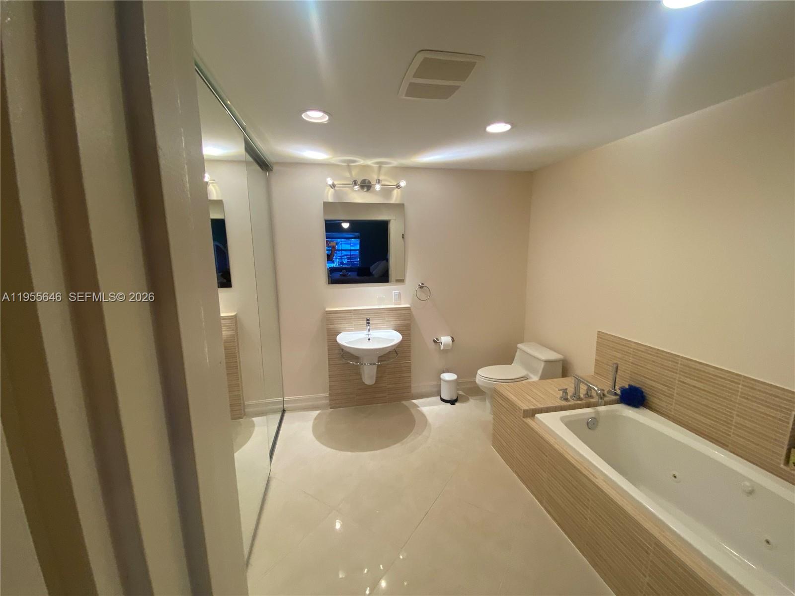 6471 Bay Club Dr #2, Fort Lauderdale FL 33308