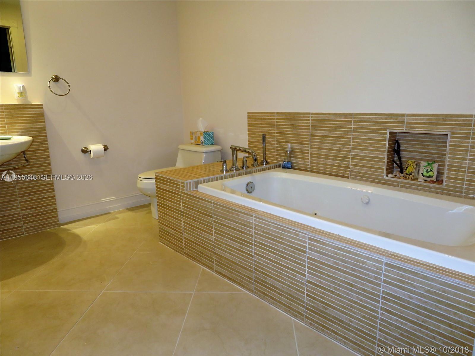 6471 Bay Club Dr #2, Fort Lauderdale FL 33308