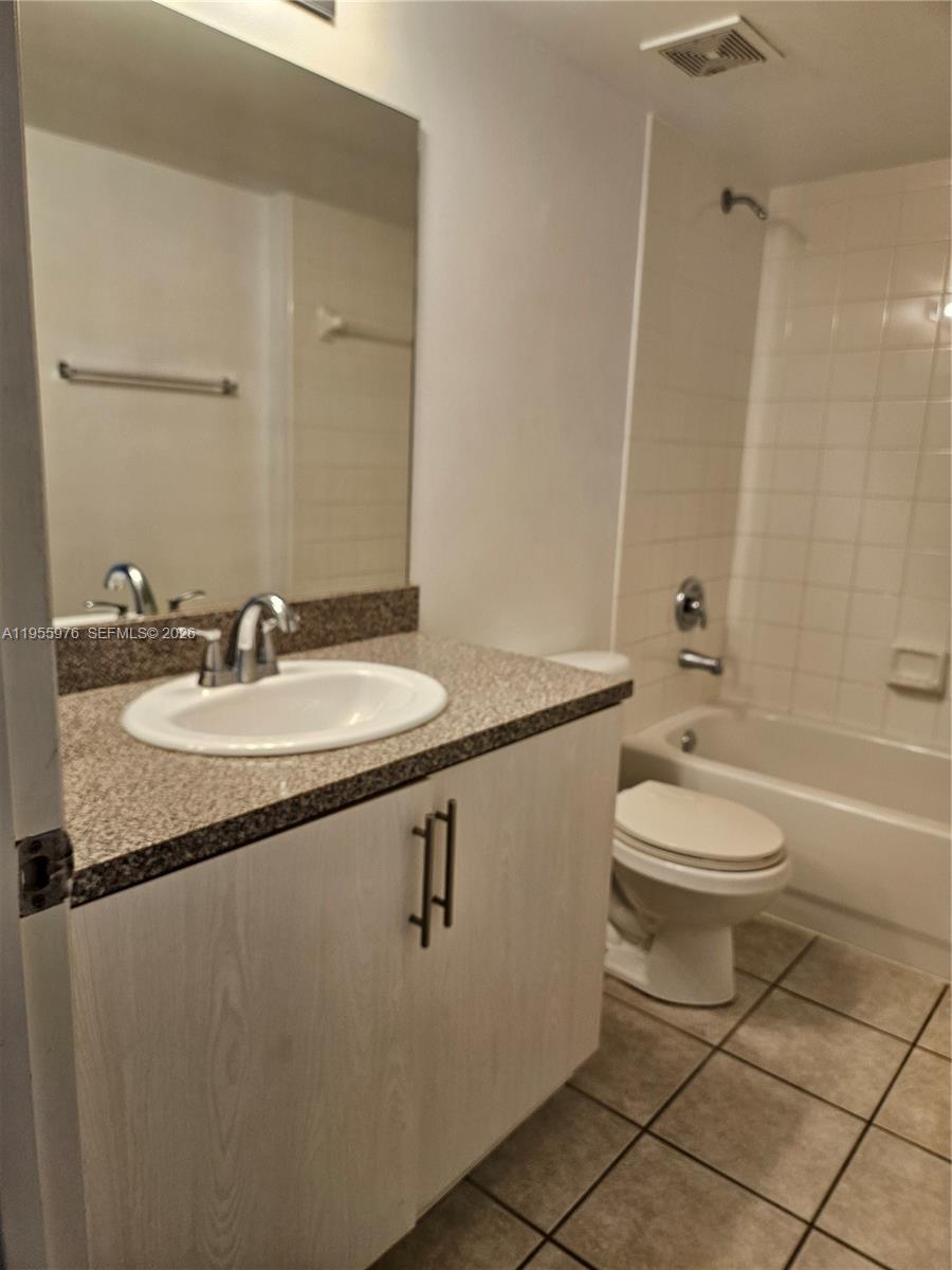 5011 Wiles Rd #306, Coconut Creek FL 33073