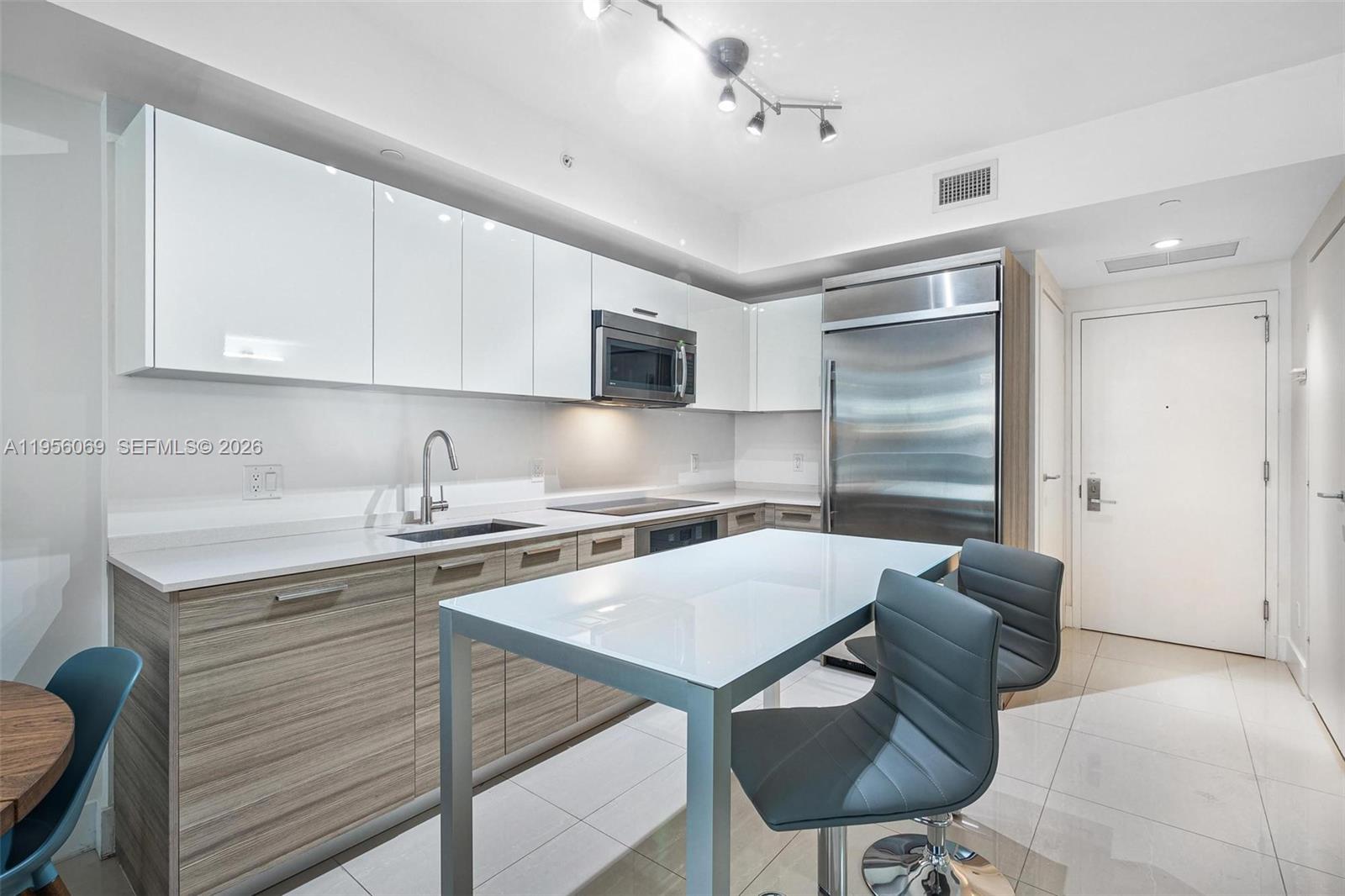 1300 Brickell Bay Dr #700, Miami FL 33131