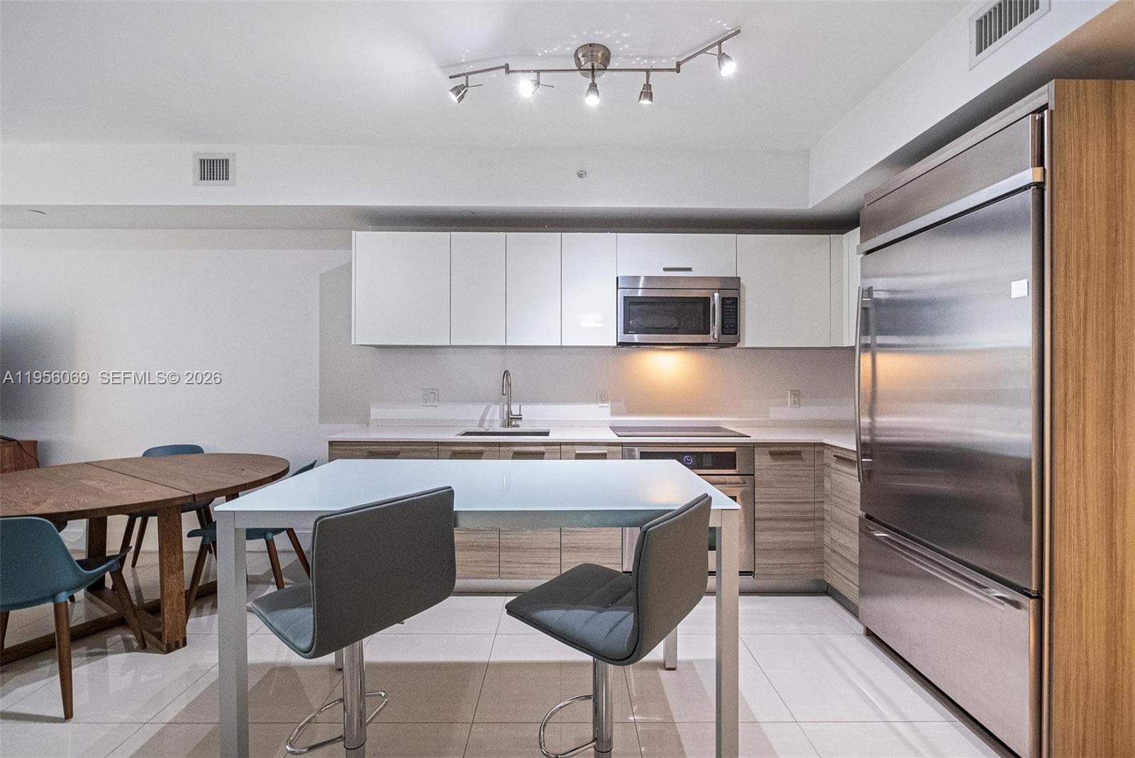 1300 Brickell Bay Dr #700, Miami FL 33131