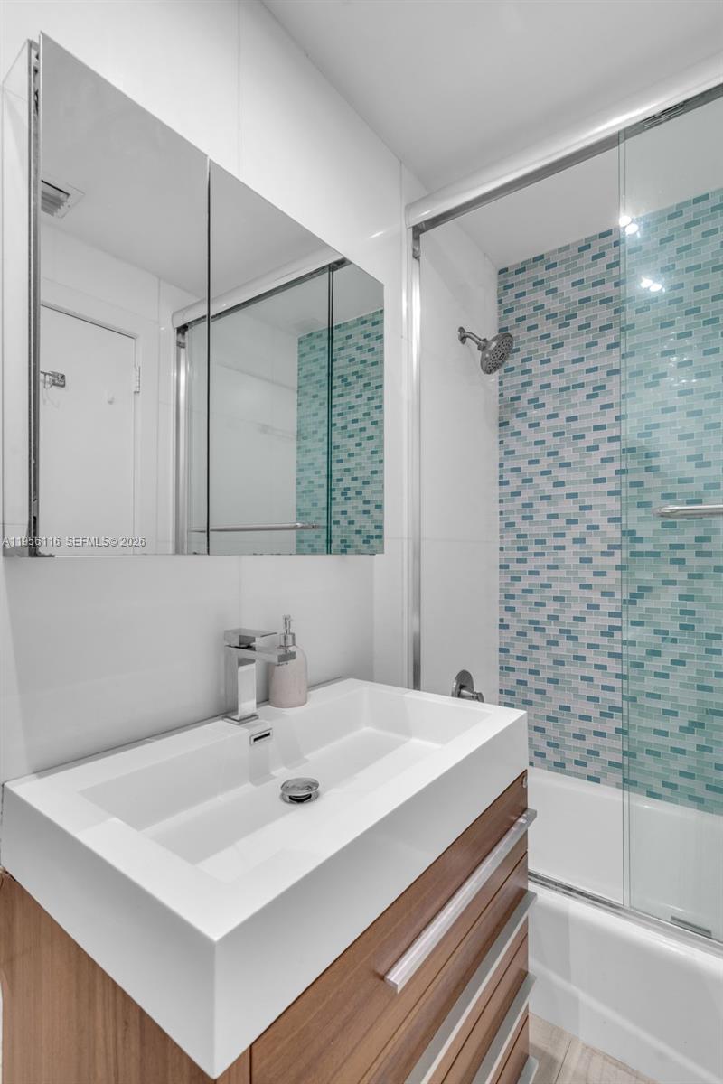 808 Brickell Key Dr #1808, Miami FL 33131