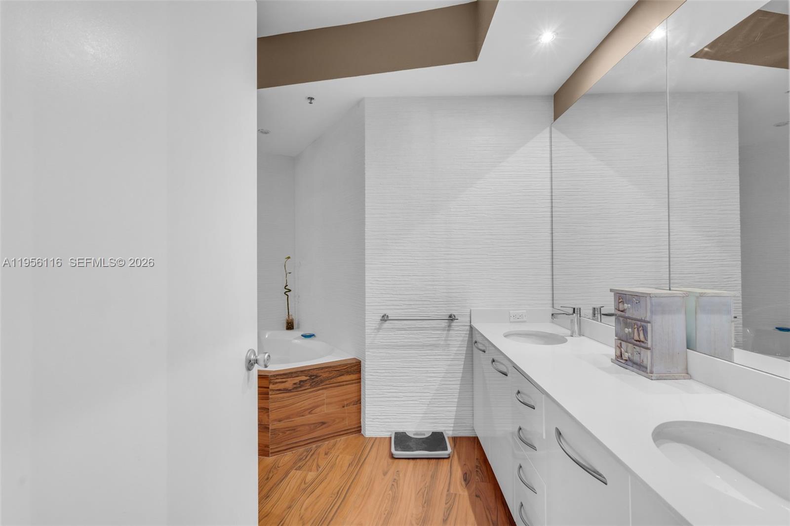 808 Brickell Key Dr #1808, Miami FL 33131