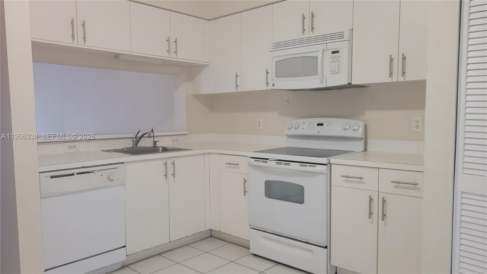 16679 Hemingway Dr, Weston FL 33326