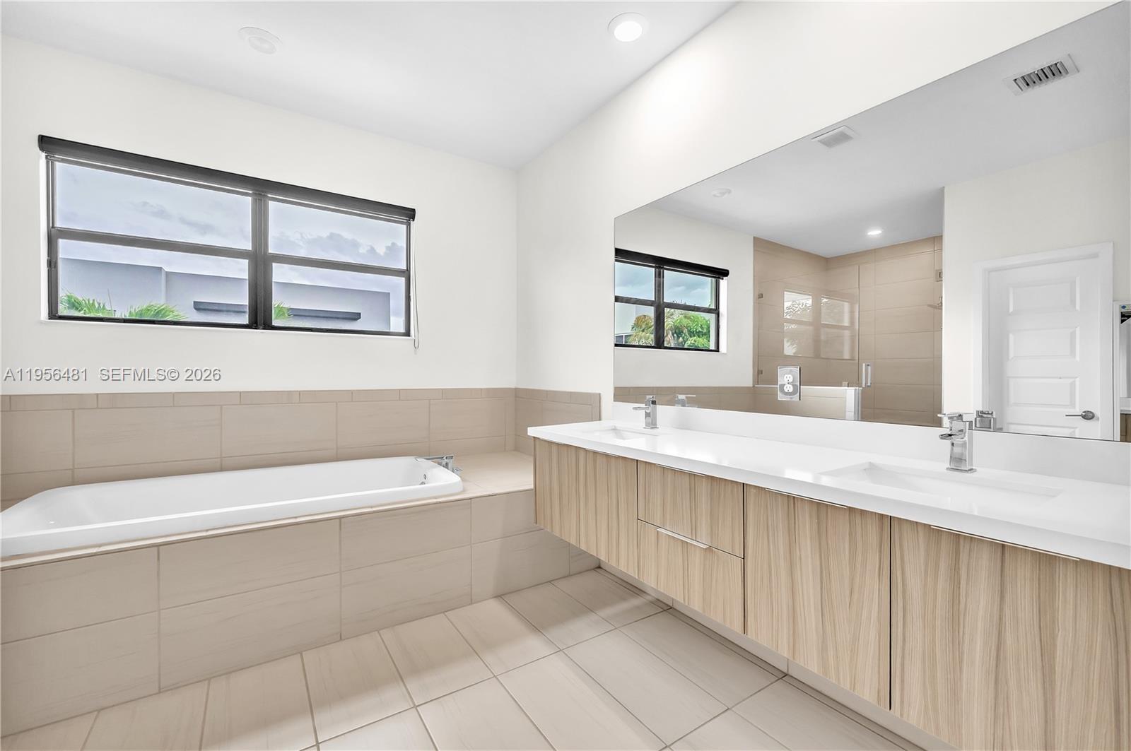10250 NW 76th Ter, Doral FL 33178
