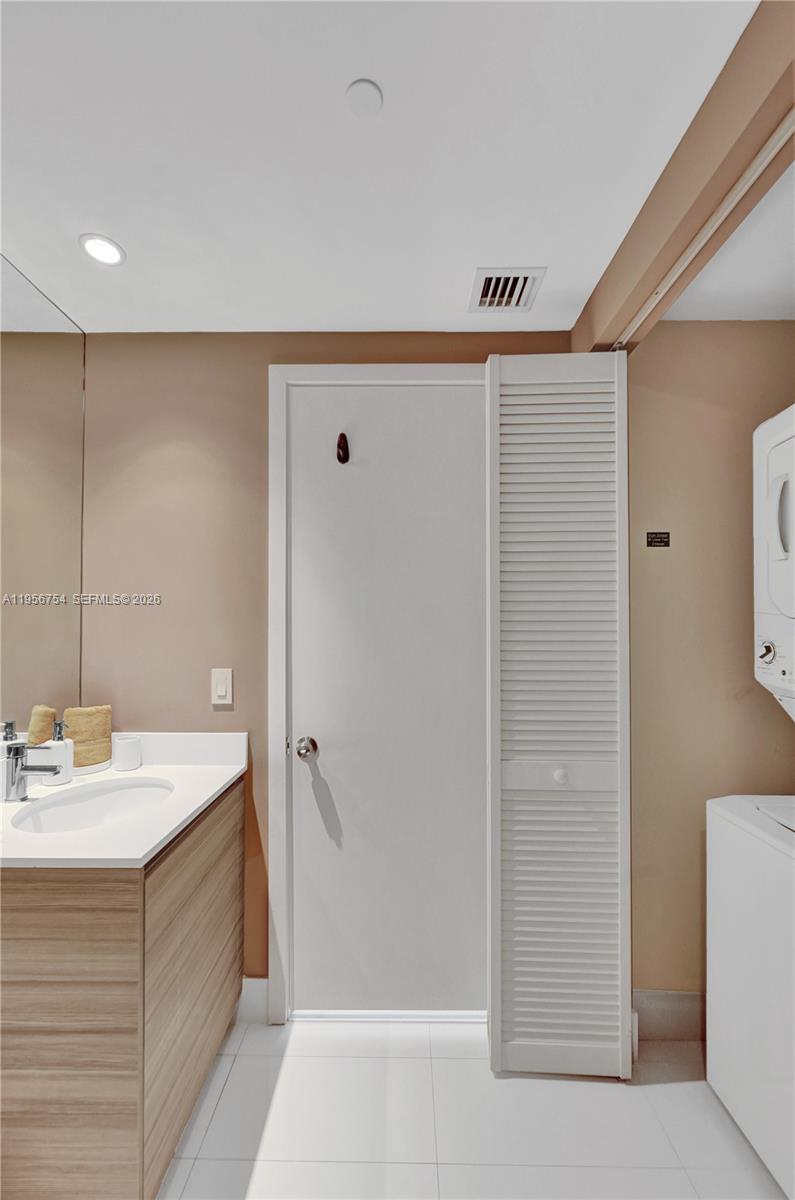 121 NE 34th St #2106A, Miami FL 33137