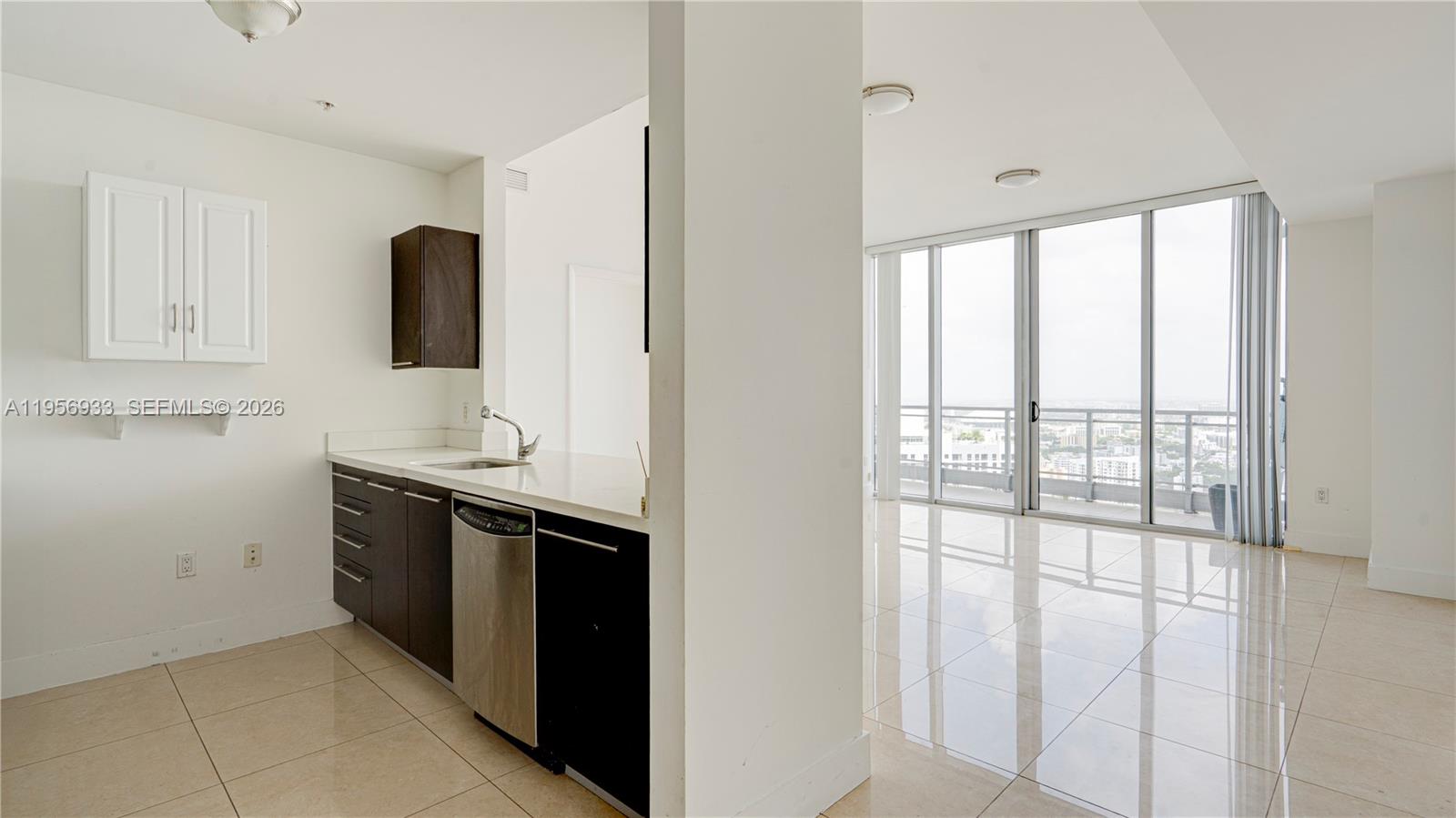 90 SW 3rd St #PH-10, Miami FL 33130