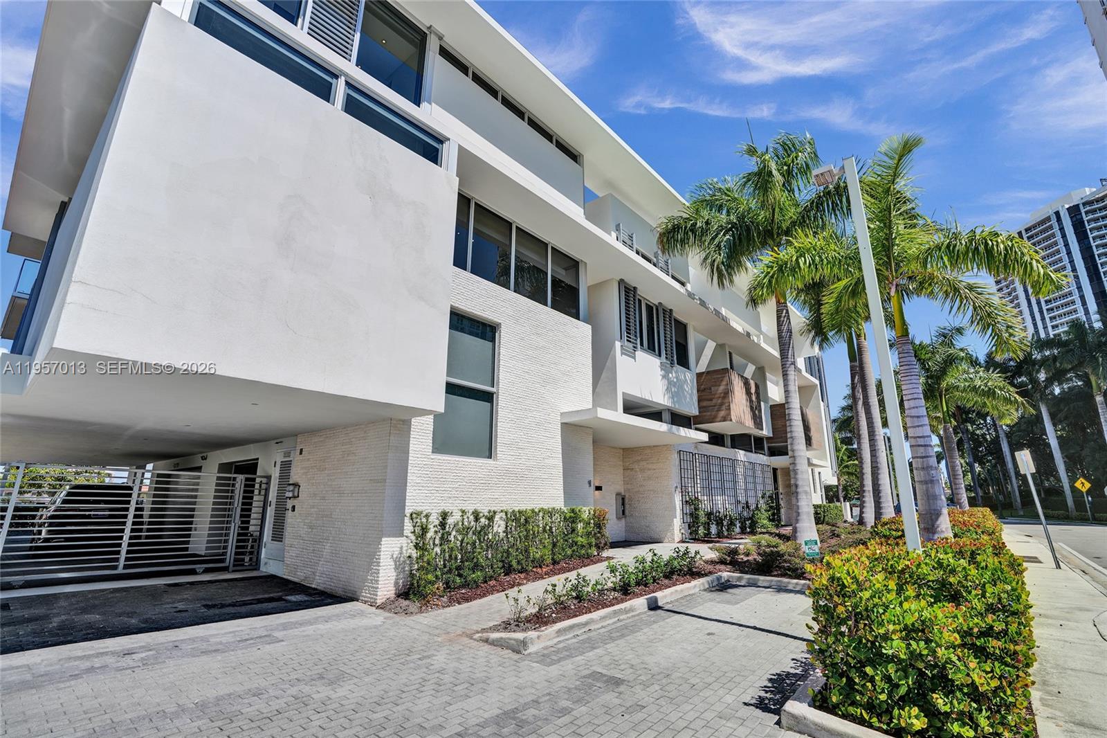 3750 Yacht Club Dr #TH1, Aventura FL 33180