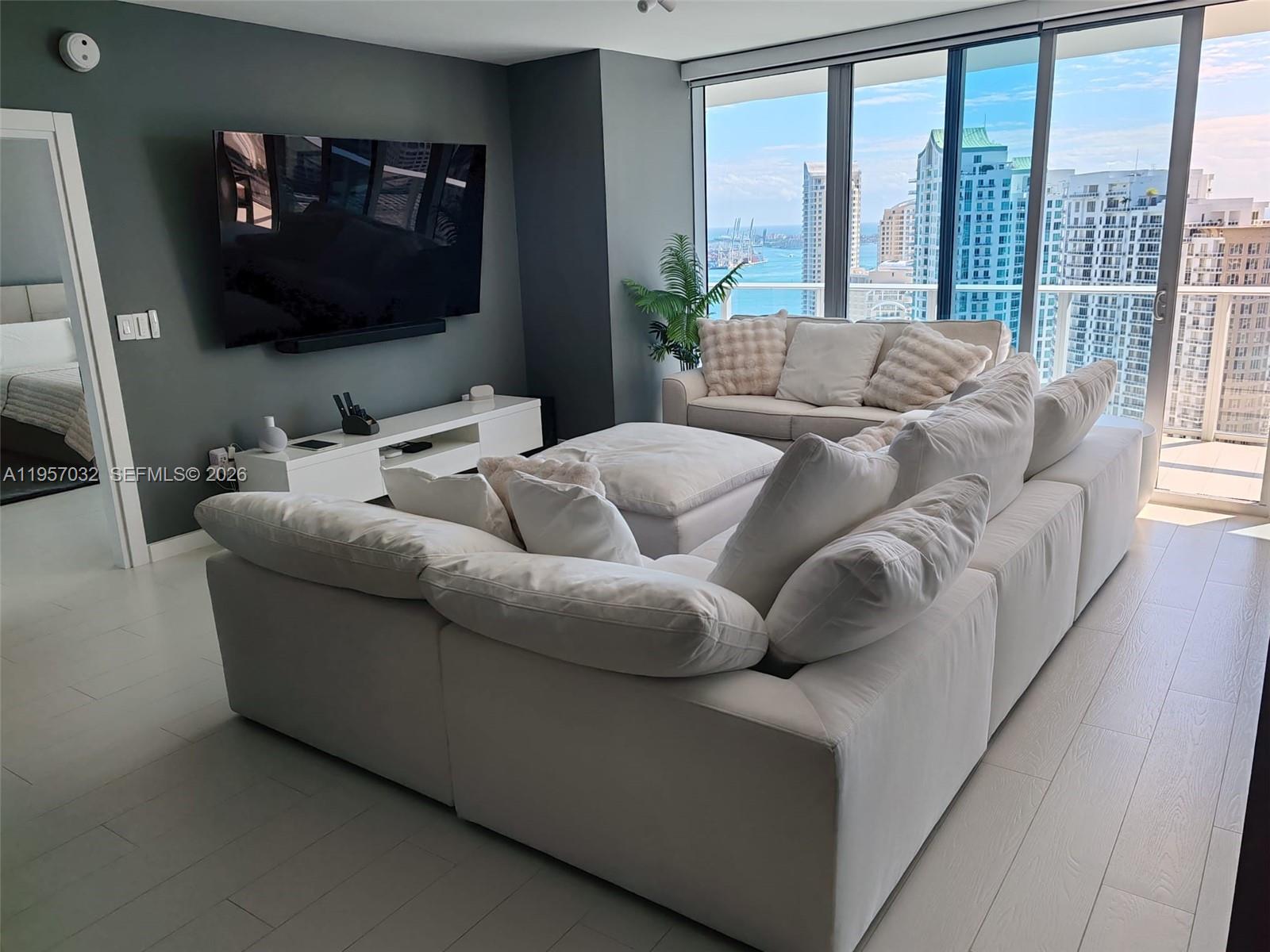 200 Biscayne Boulevard Way #3907, Miami FL 33131