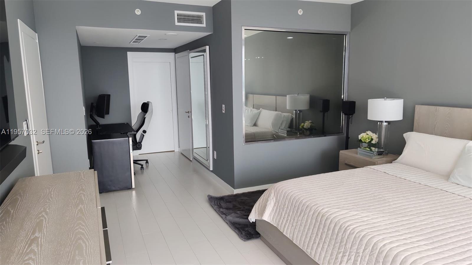 200 Biscayne Boulevard Way #3907, Miami FL 33131