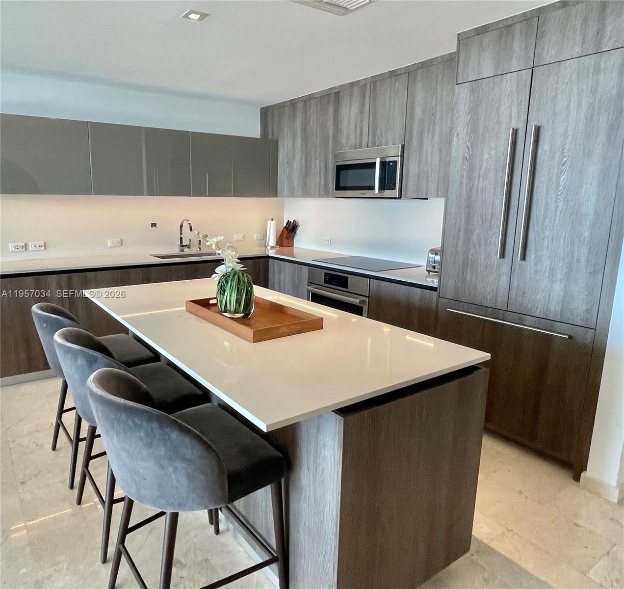 88 SW 7th St #2404, Miami FL 33130