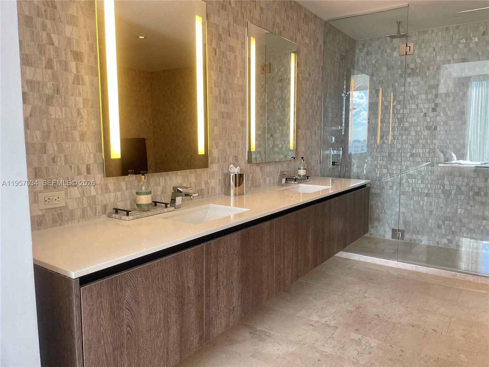 88 SW 7th St #2404, Miami FL 33130