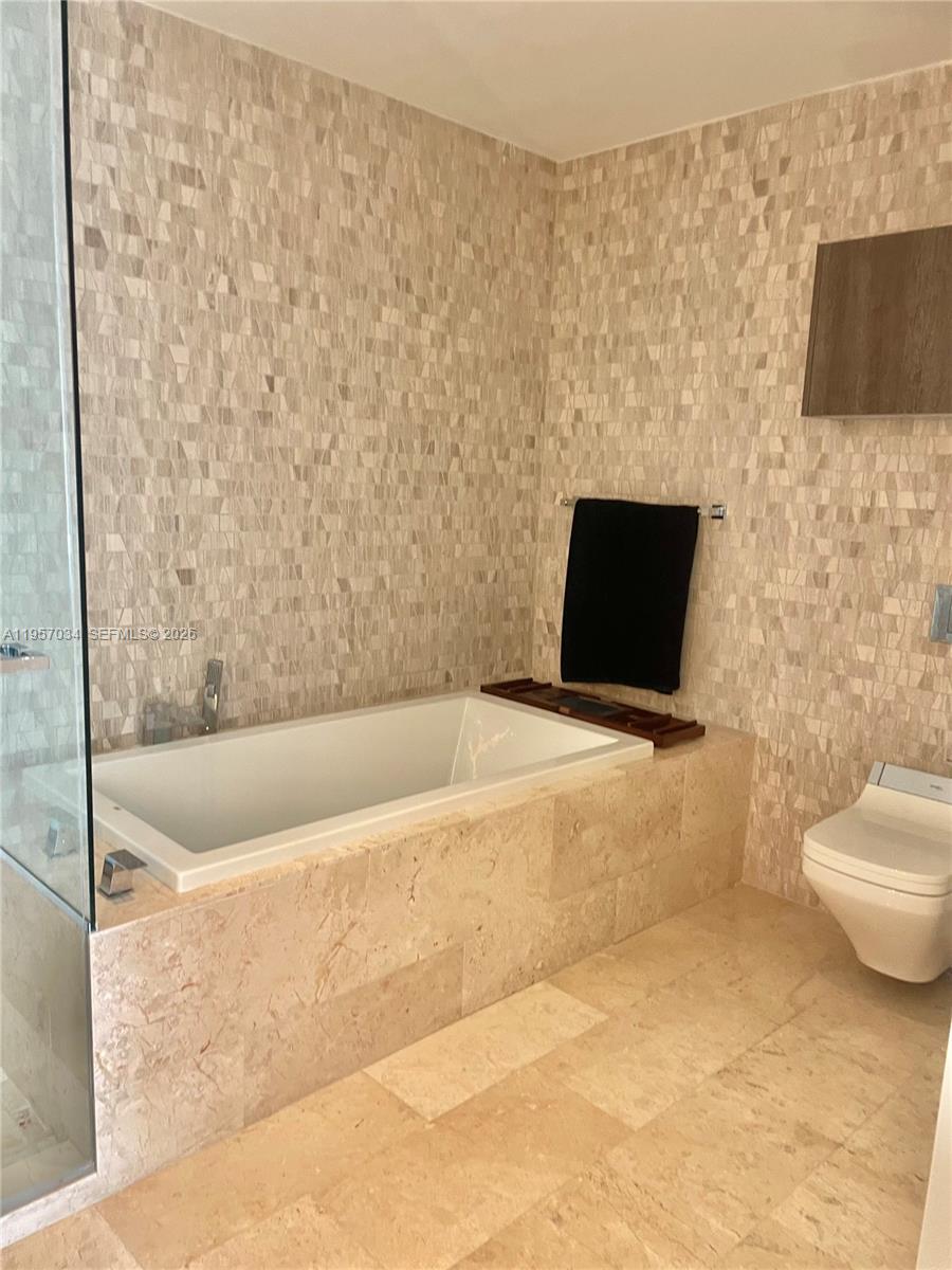 88 SW 7th St #2404, Miami FL 33130