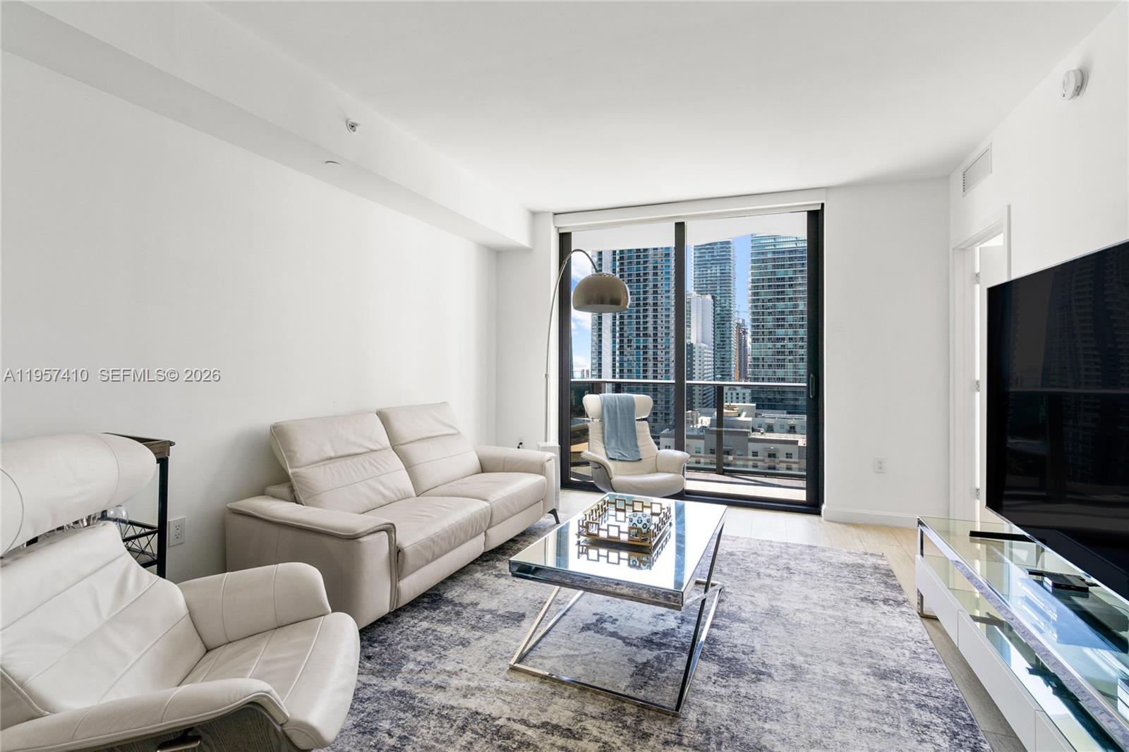 55 SW 9th St #1904, Miami FL 33130