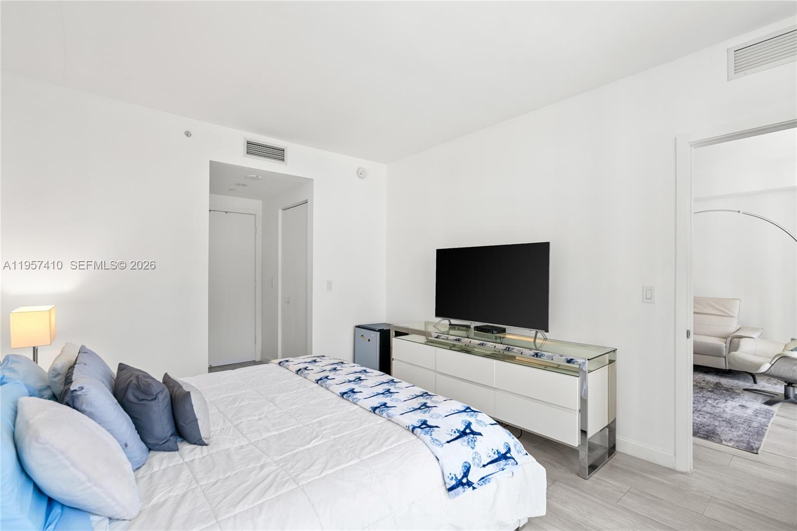 55 SW 9th St #1904, Miami FL 33130