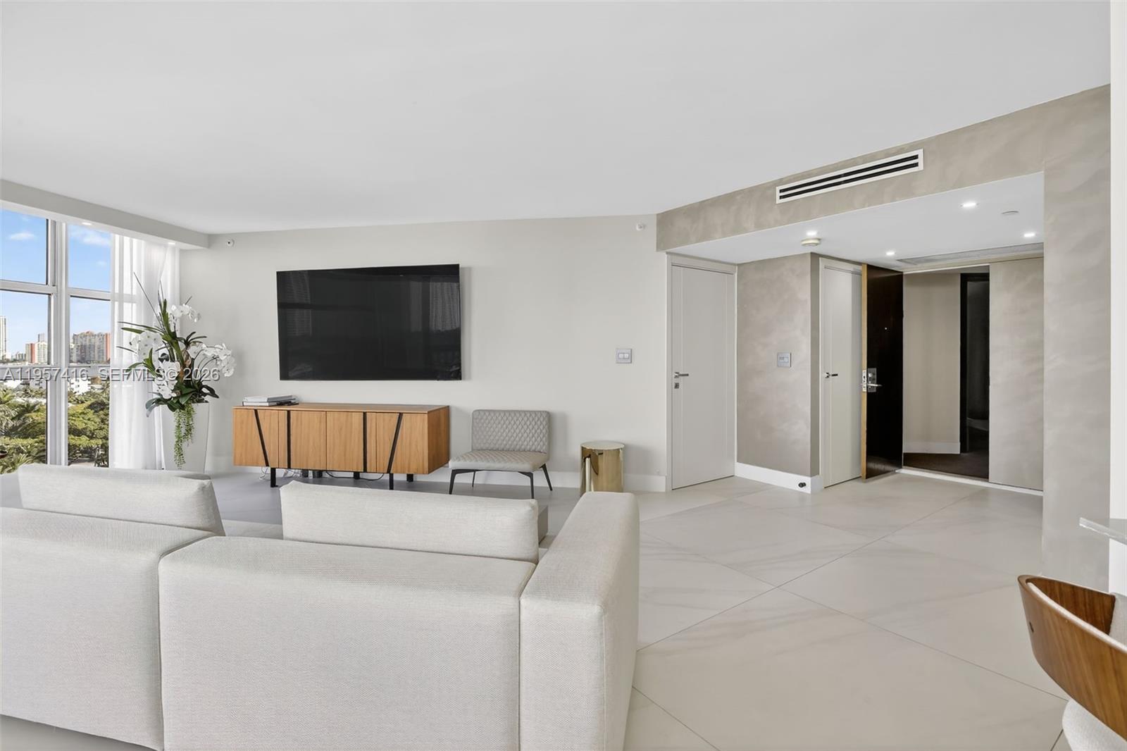 1000 W Island Blvd #1009, Aventura FL 33160