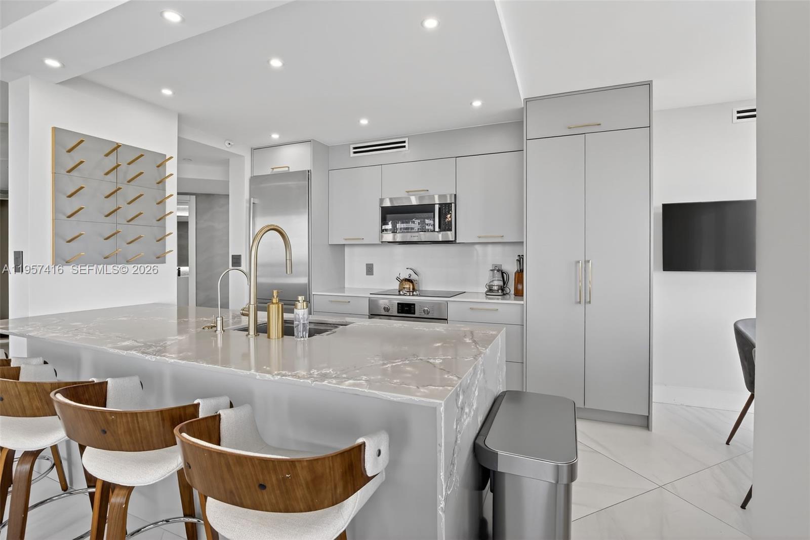 1000 W Island Blvd #1009, Aventura FL 33160