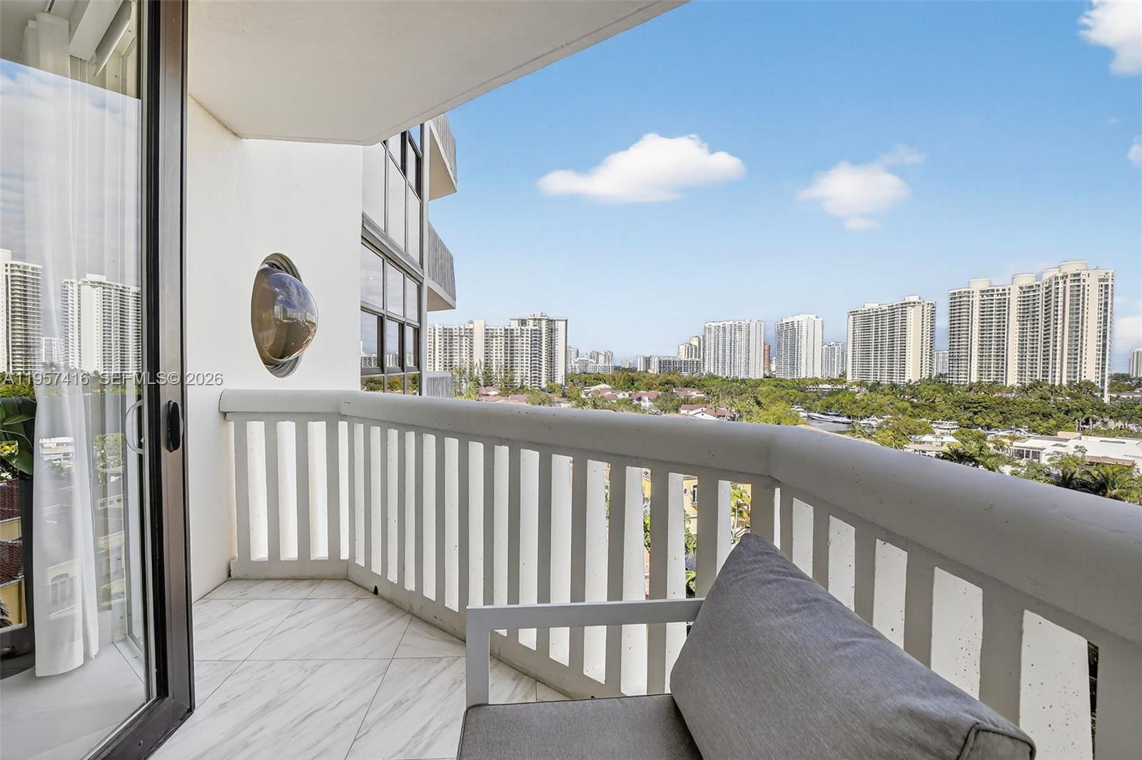 1000 W Island Blvd #1009, Aventura FL 33160