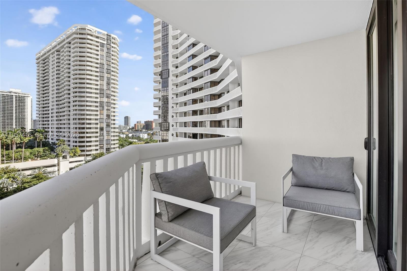 1000 W Island Blvd #1009, Aventura FL 33160