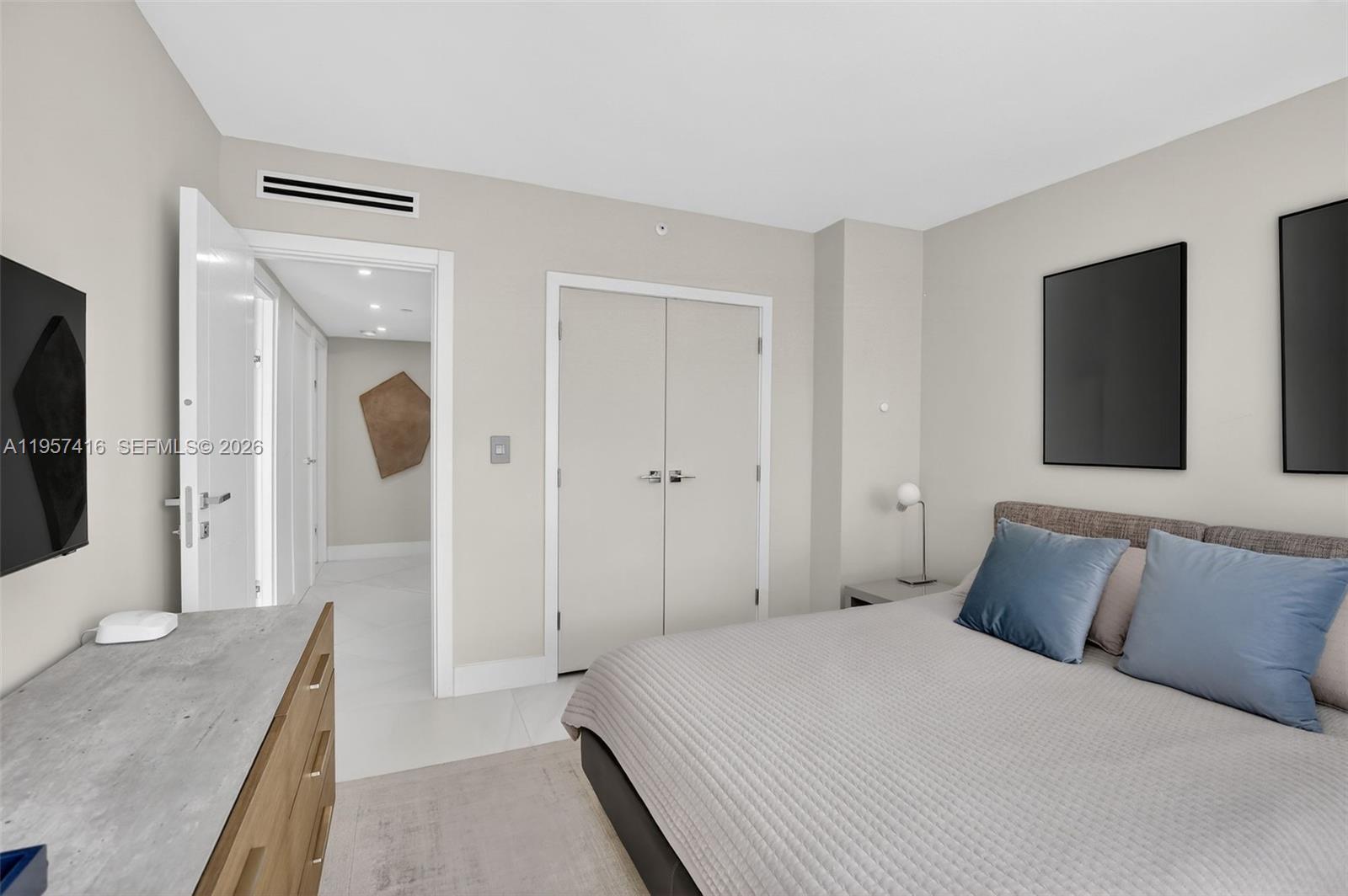 1000 W Island Blvd #1009, Aventura FL 33160
