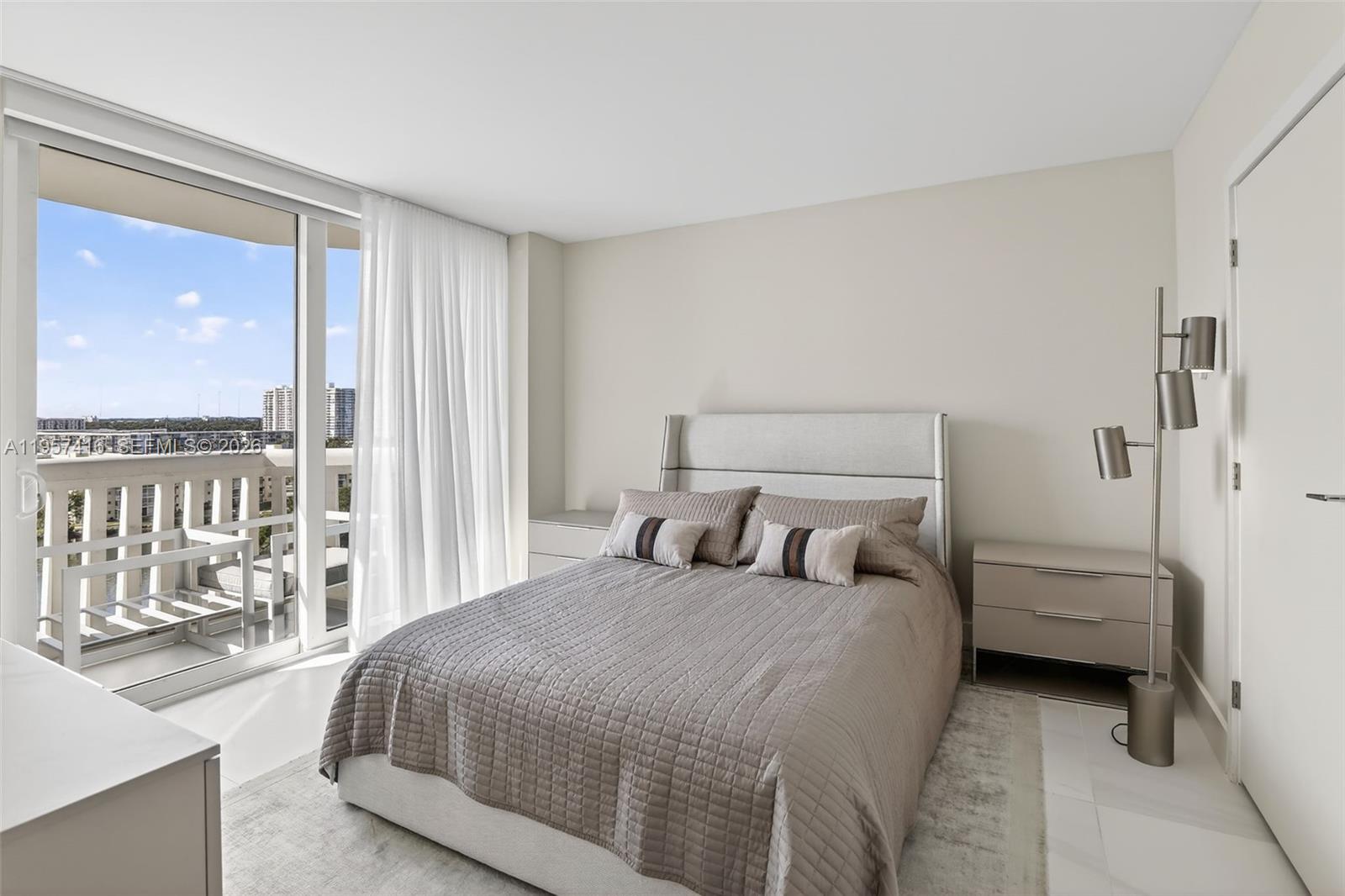 1000 W Island Blvd #1009, Aventura FL 33160