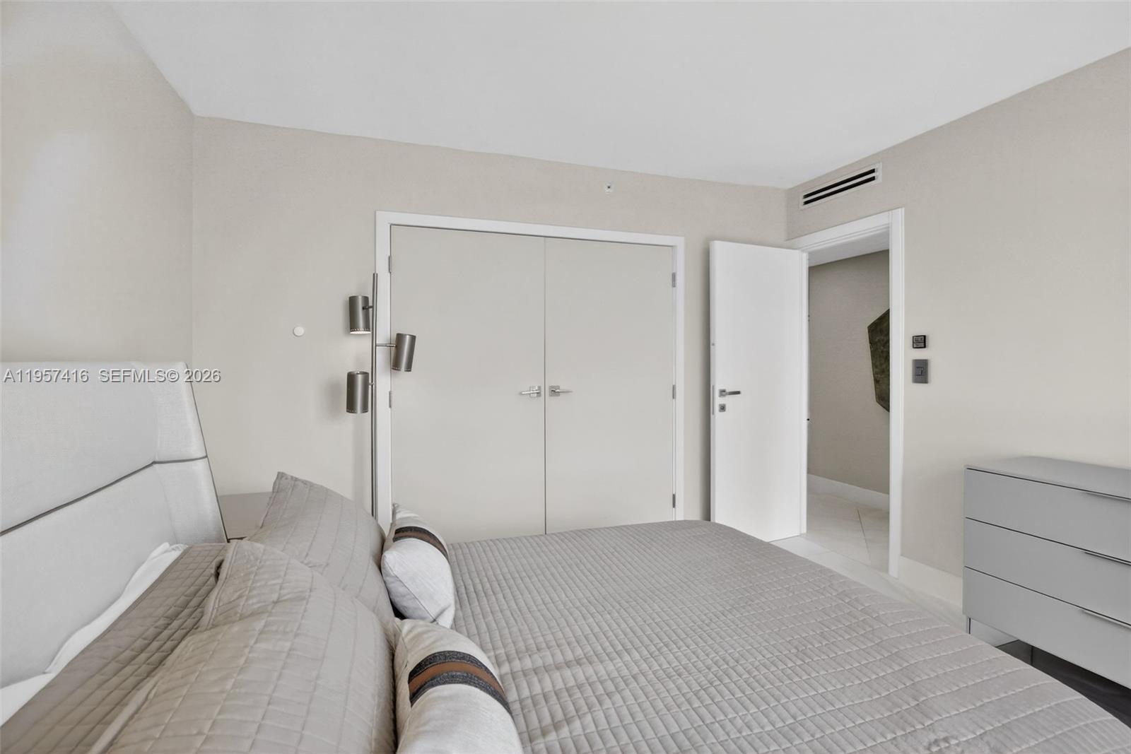 1000 W Island Blvd #1009, Aventura FL 33160
