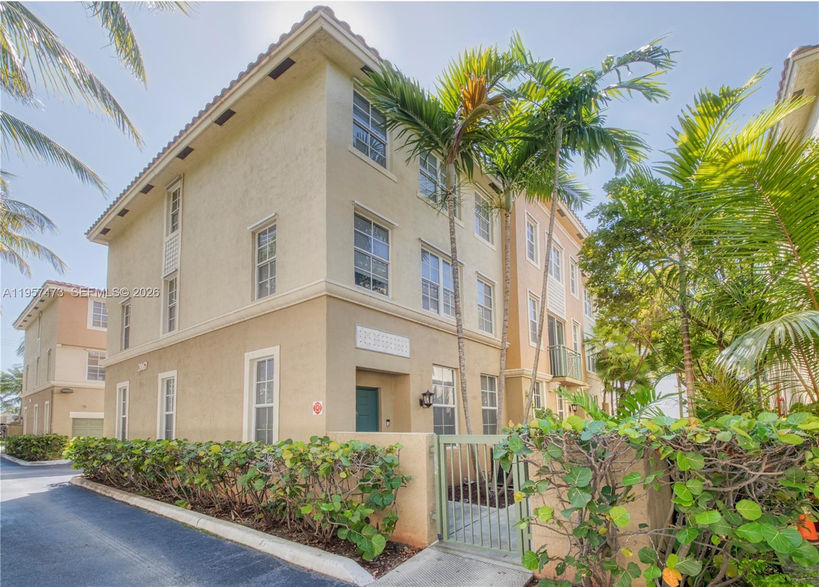2067 S Ocean Dr #TH5, Hallandale Beach FL 33009
