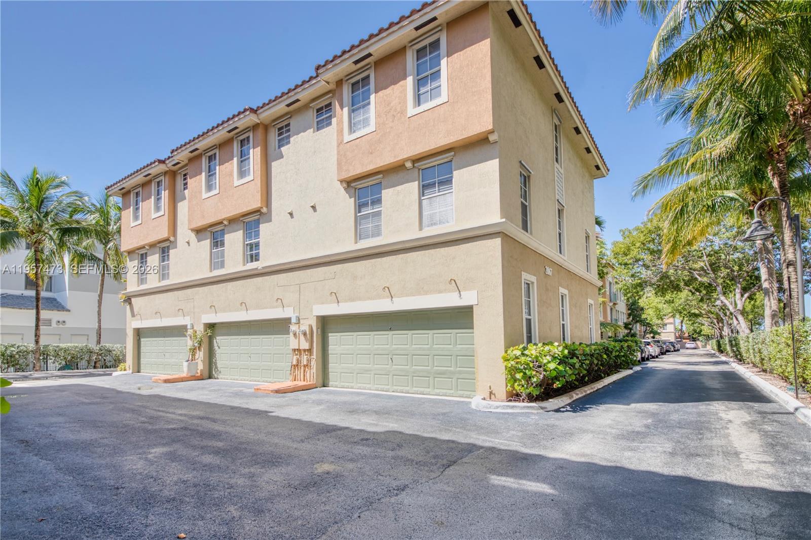 2067 S Ocean Dr #TH5, Hallandale Beach FL 33009