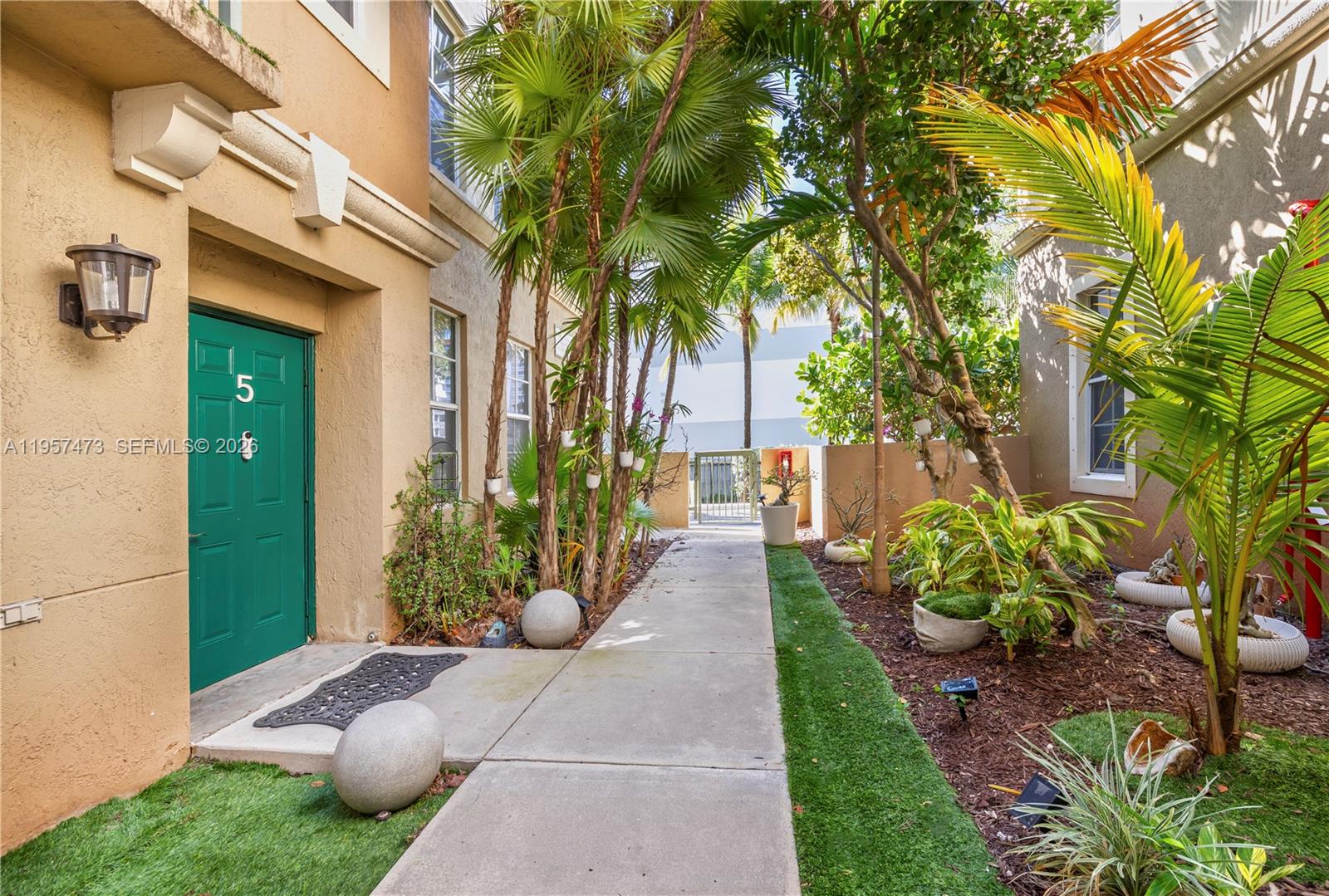 2067 S Ocean Dr #TH5, Hallandale Beach FL 33009