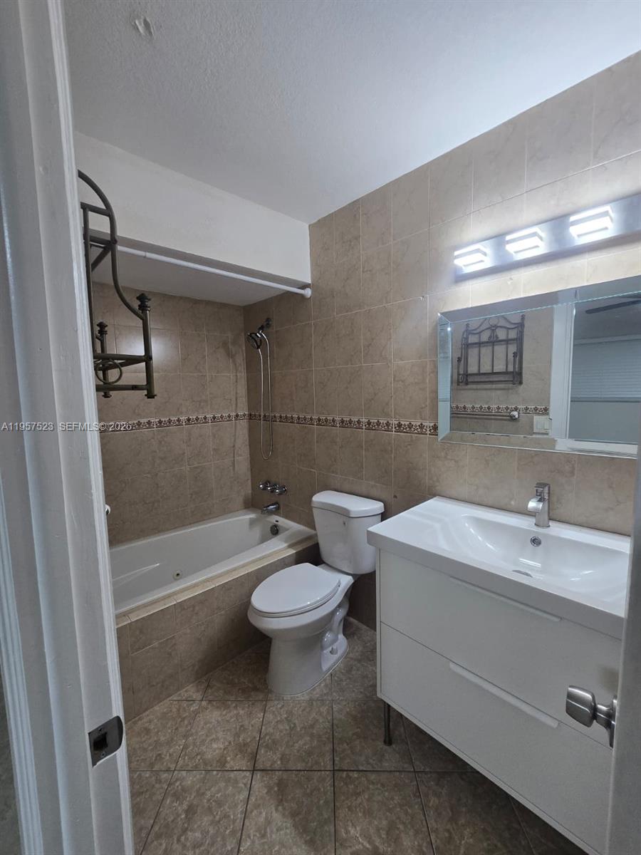 5151 W Oakland Park Blvd #303, Lauderdale Lakes FL 33313