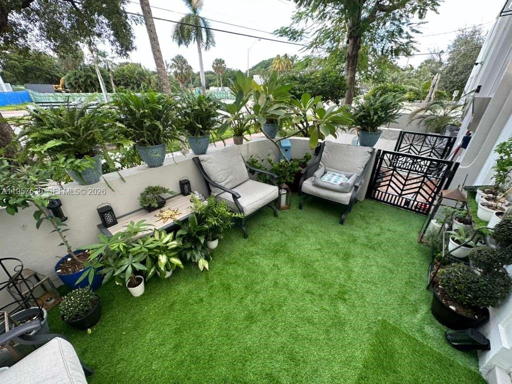 2463 Pine Tree Dr #4, Miami Beach FL 33140
