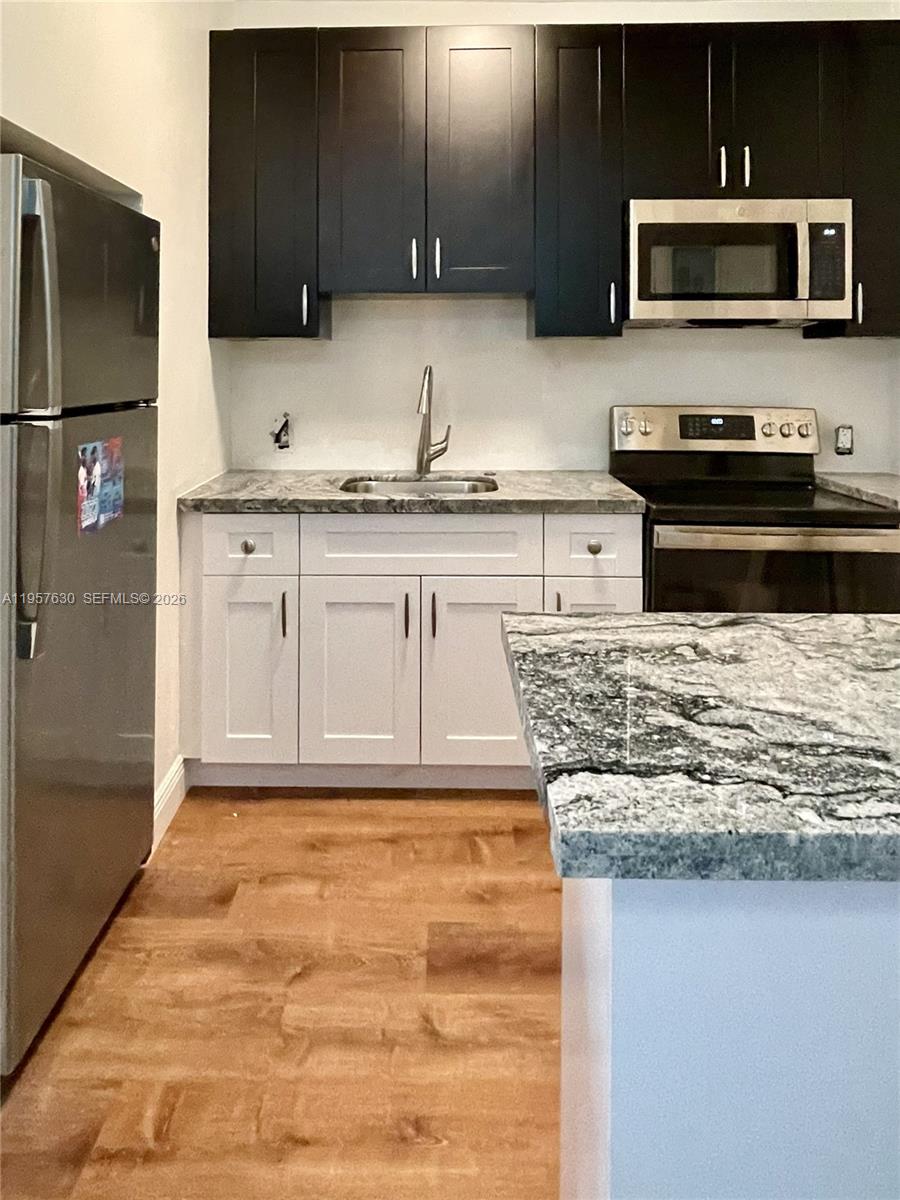2463 Pine Tree Dr #4, Miami Beach FL 33140