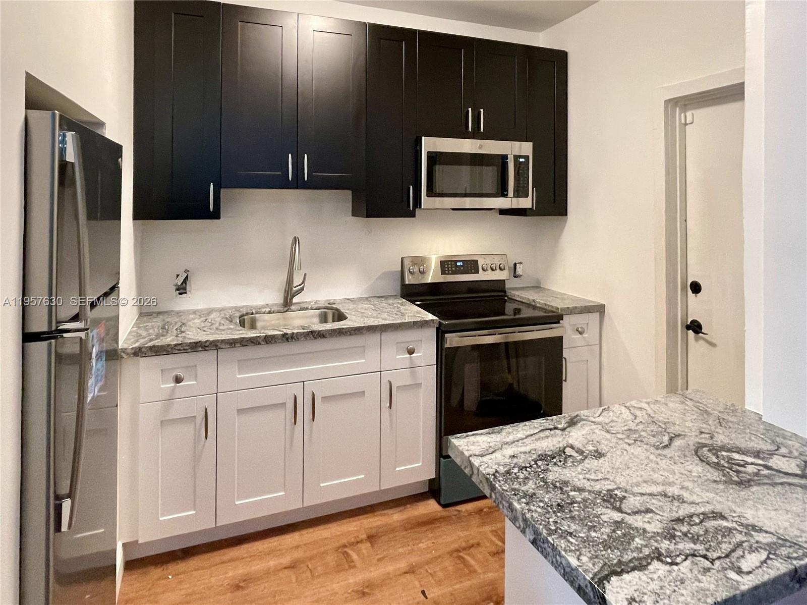 2463 Pine Tree Dr #4, Miami Beach FL 33140