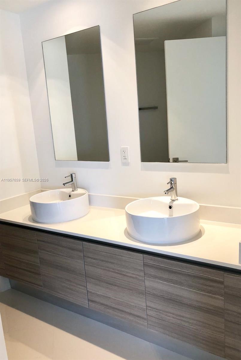 121 NE 34th St #2704, Miami FL 33137