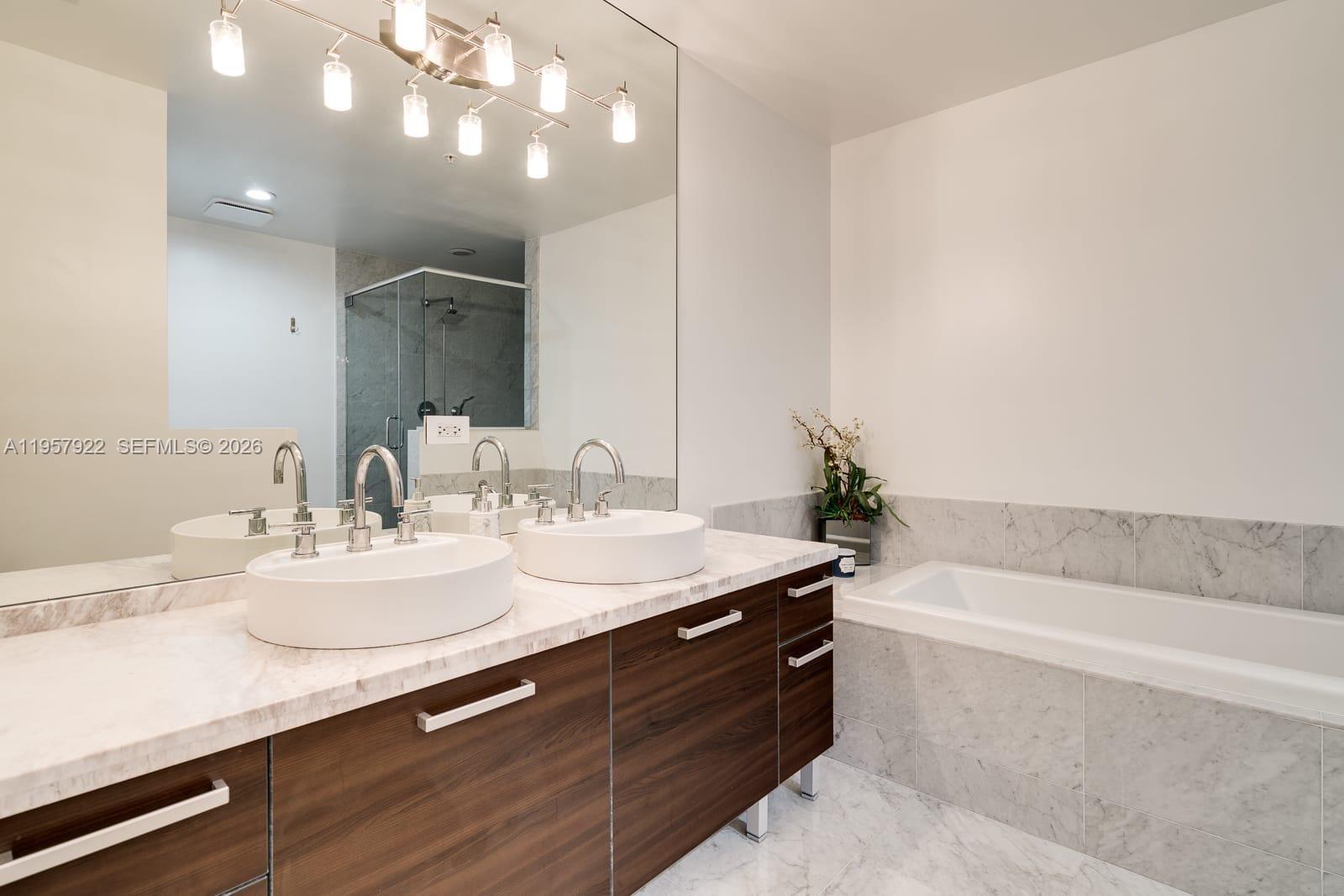 253 NE 2nd St #4904, Miami FL 33132