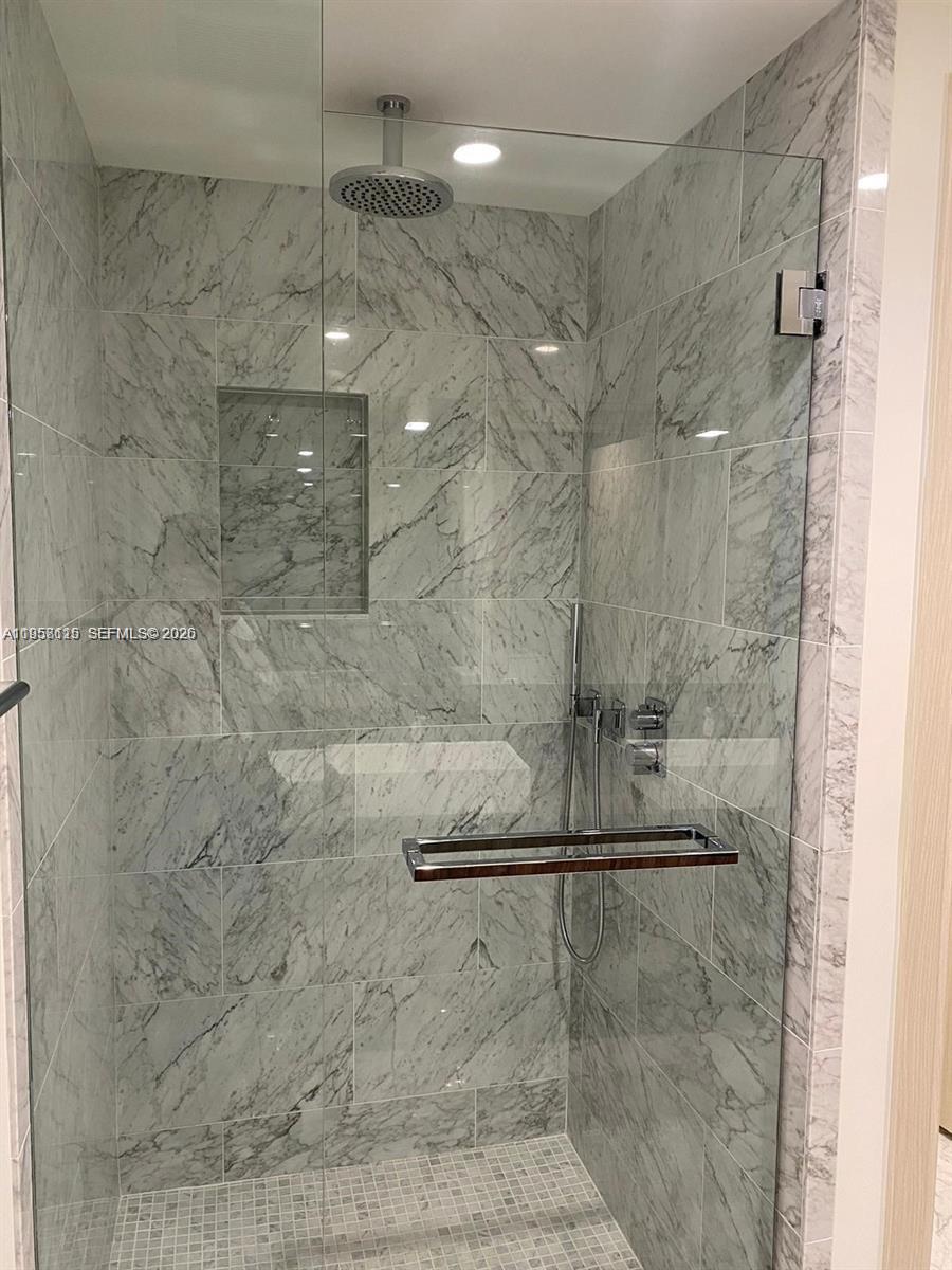 1000 Brickell Plz #4207, Miami FL 33131