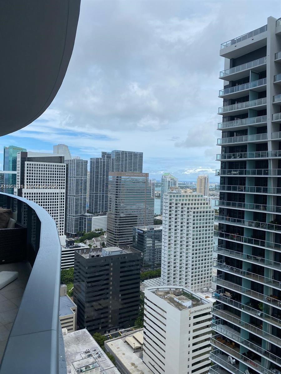 1000 Brickell Plz #4207, Miami FL 33131