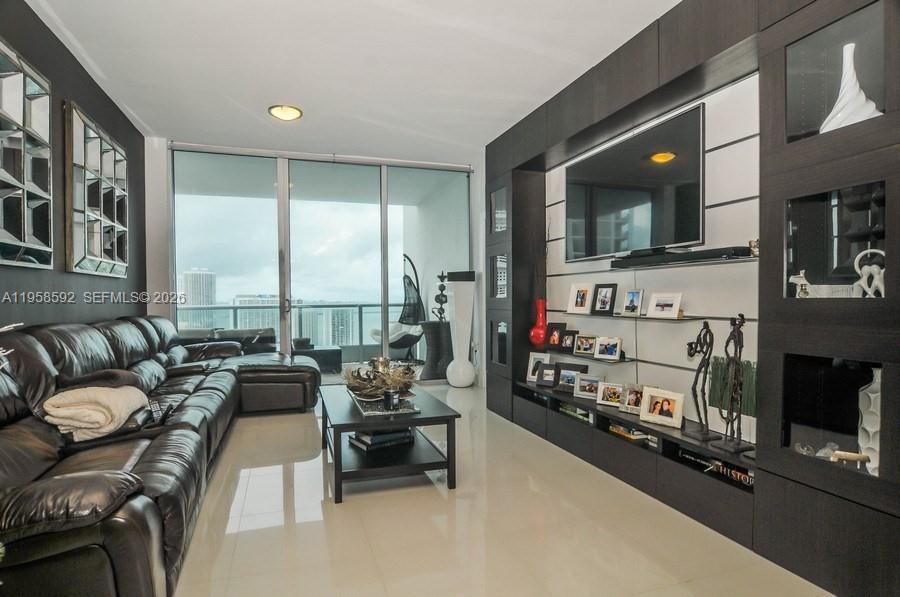 900 Biscayne Blvd #3810, Miami FL 33132