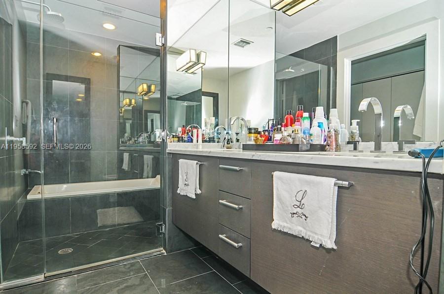 900 Biscayne Blvd #3810, Miami FL 33132