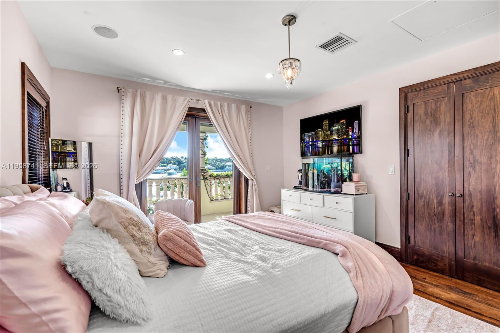 1398 Bay Dr, Miami Beach FL 33141