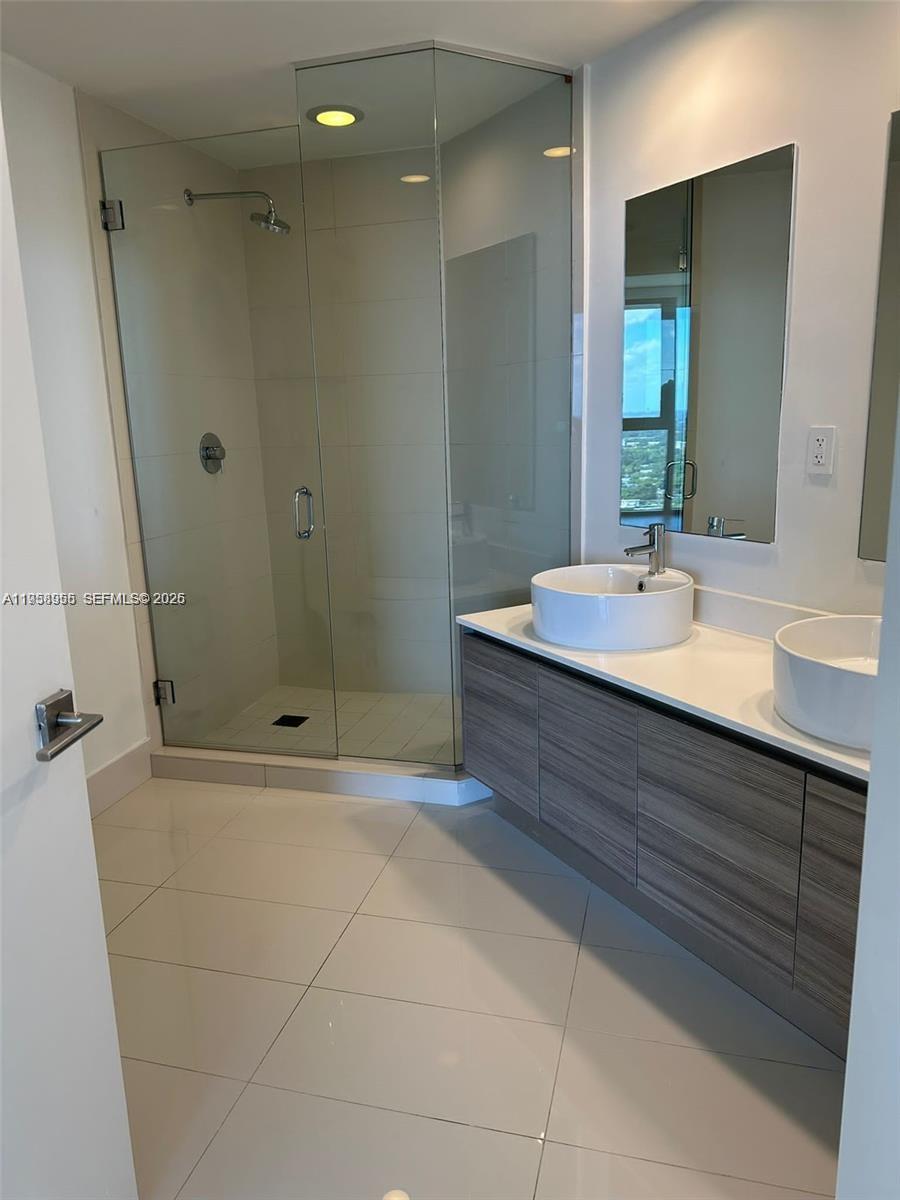121 NE 34th St #2816, Miami FL 33137