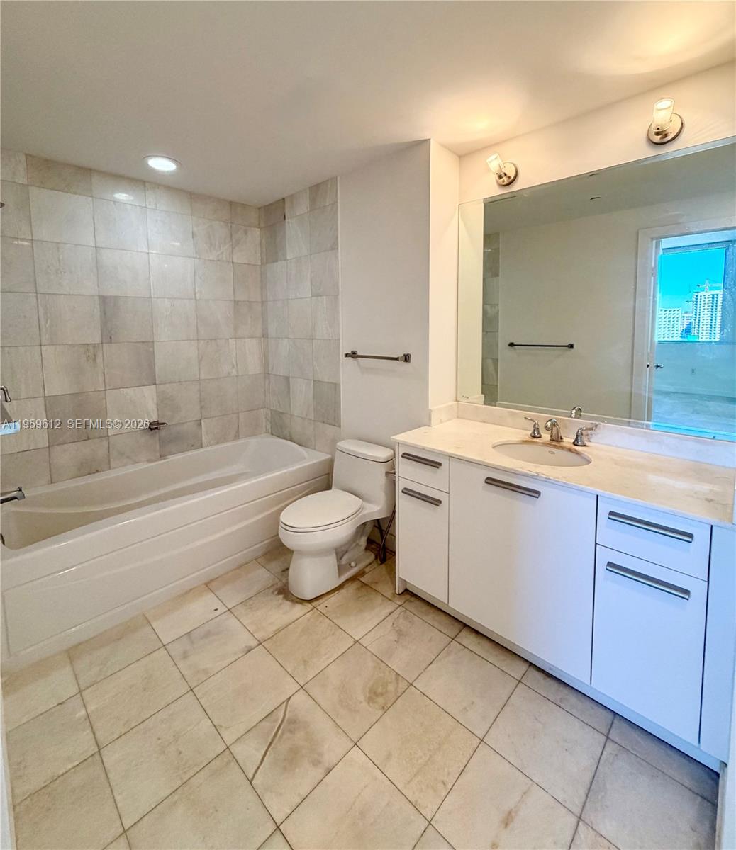 1060 Brickell Ave #2113, Miami FL 33131