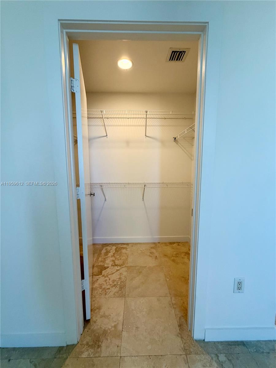1060 Brickell Ave #2113, Miami FL 33131